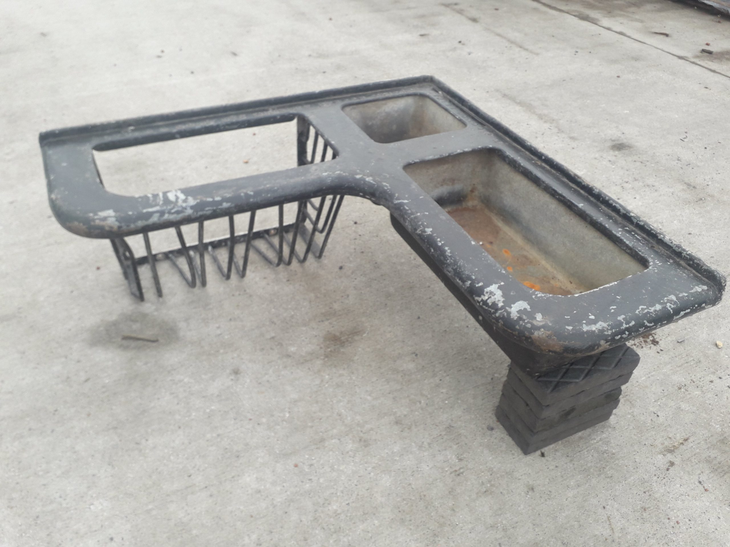 A Rare Victorian Cottam And Hallam Cast Iron Corner Horse Trough Manger